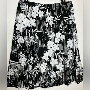 First Option Women’s Black & White Floral Skirt Size 12